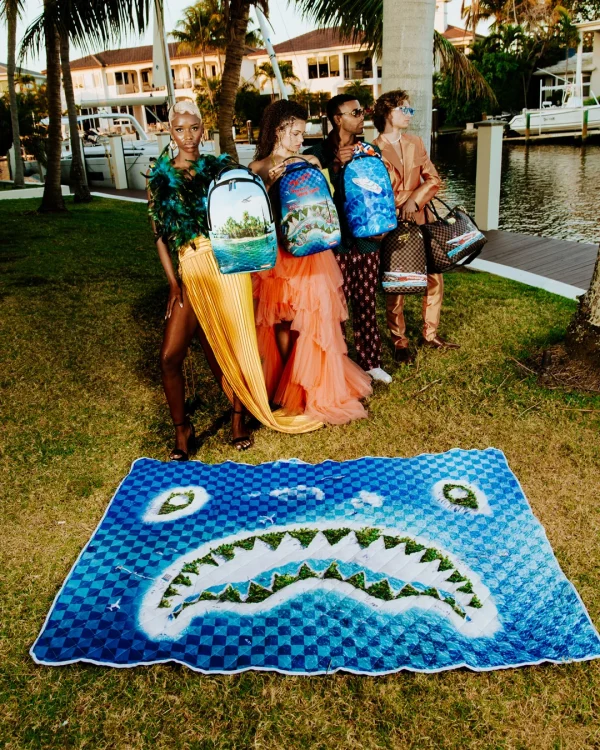 SHARK ISLAND PACKABLE BEACH MAT BLANKET WATER RESISTANT CONVERTIBLE TOTE